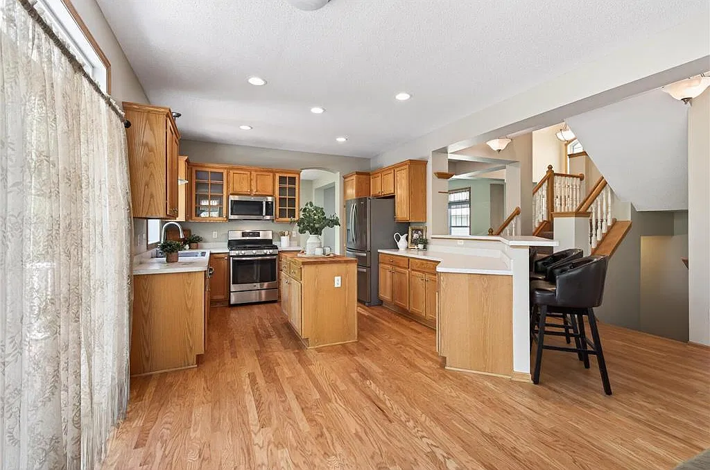 6 bed, 3670 sqft, $3,900 — Photo 2