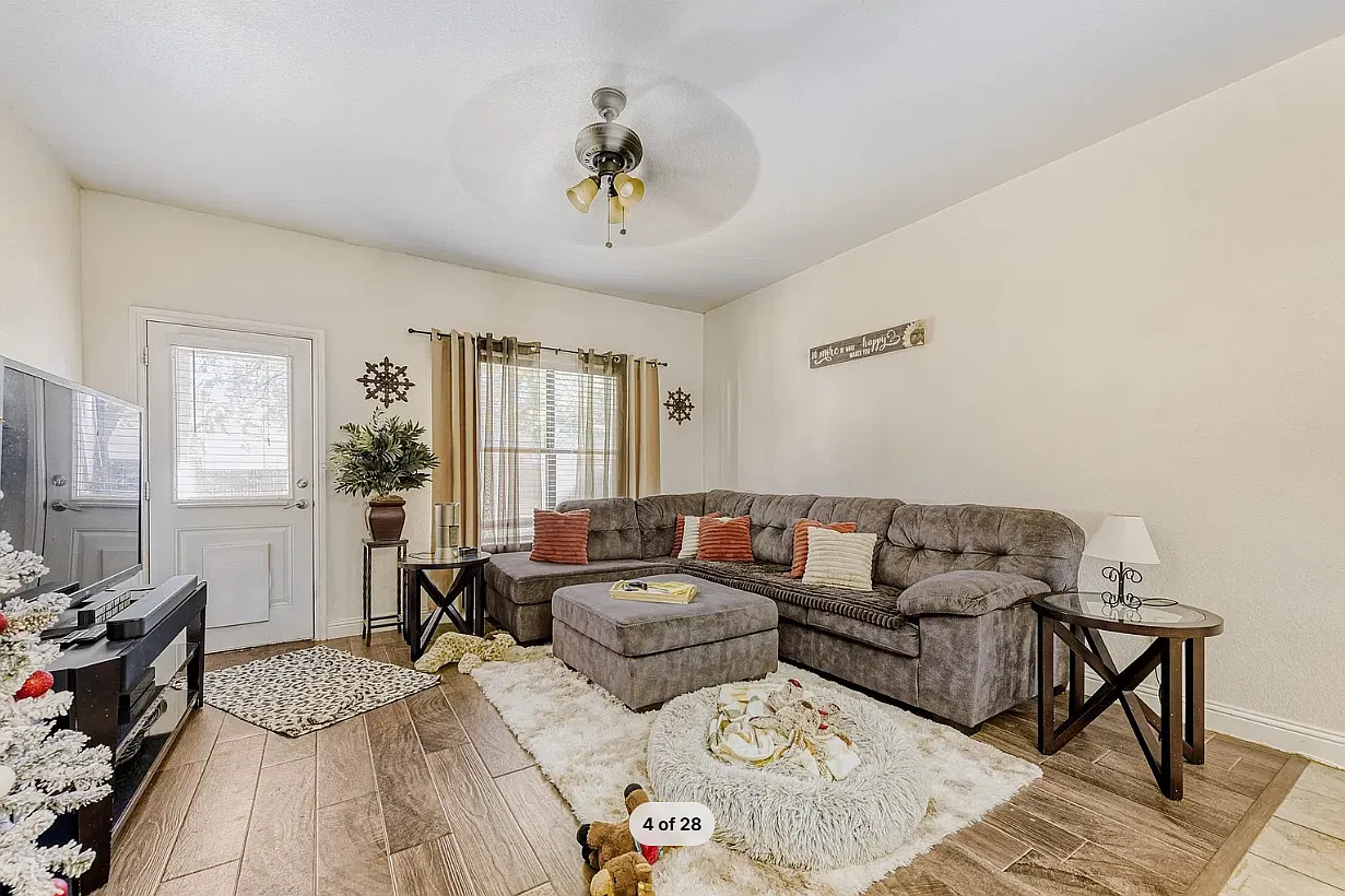 3 bed, 1303 sqft, $2,340 — Photo 3