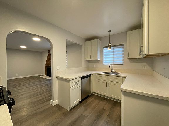 5th image of 1807 Oak St #1