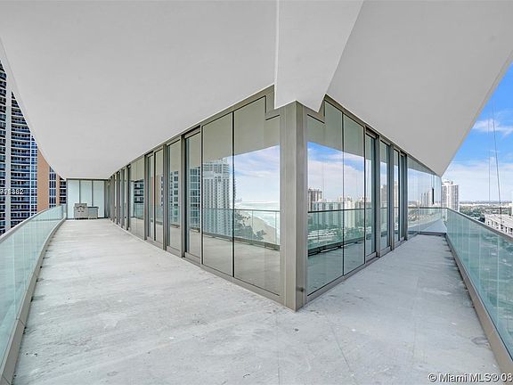 4th image of 18975 Collins Ave #1000-3.5