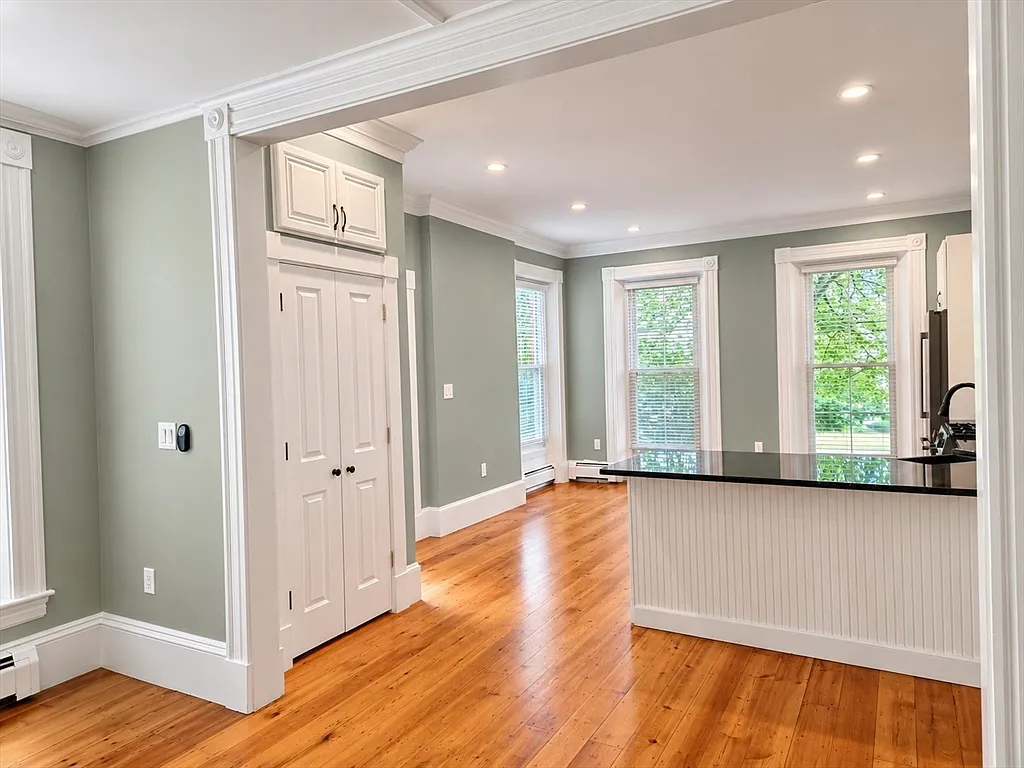 1 bed, 1.0 bath, 760 sqft, $1,950 — Photo 3