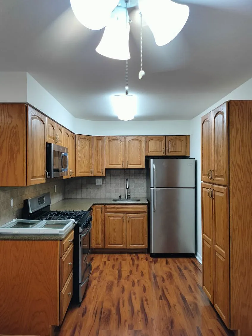 2 bed, 931 sqft, $1,825 — Photo 2