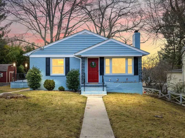 131 College Cir, Staunton, VA 24401