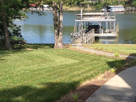 Peaceful lake life.....