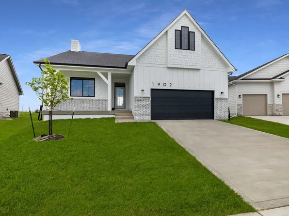 1902 Silver Maple Dr, Norwalk, IA 50211