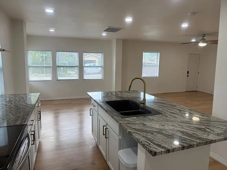 2021 3rd Ave E — Photo 10