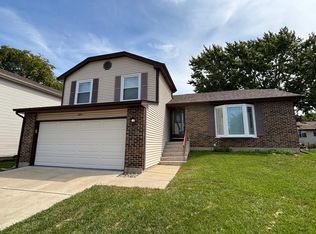 2015 Williamsburg Dr, Streamwood, IL 60107