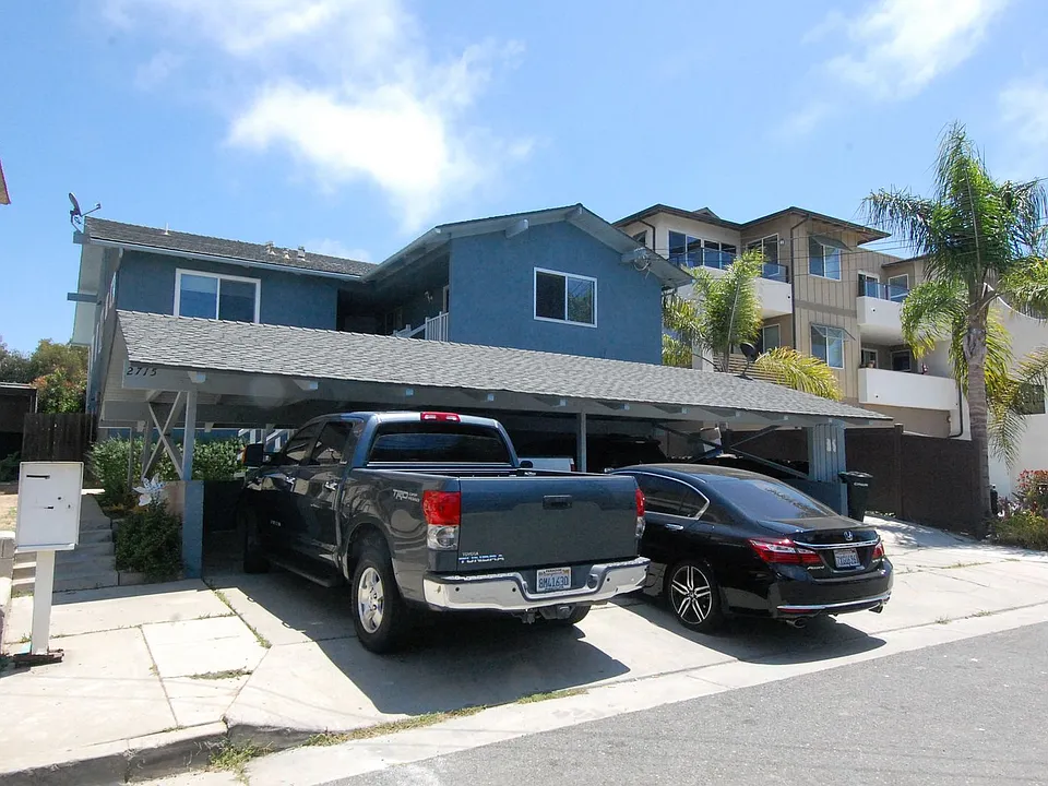 2715 Calle Del Comercio
