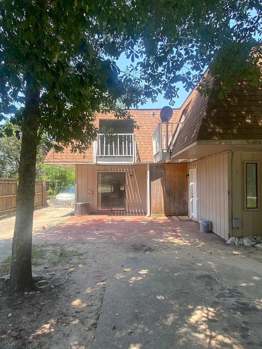 Building Photo - 6103 E Shore Dr #A