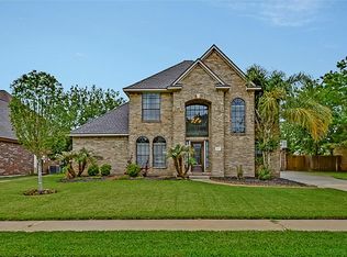 217 Rosemary Ln, Lake Jackson, TX 77566