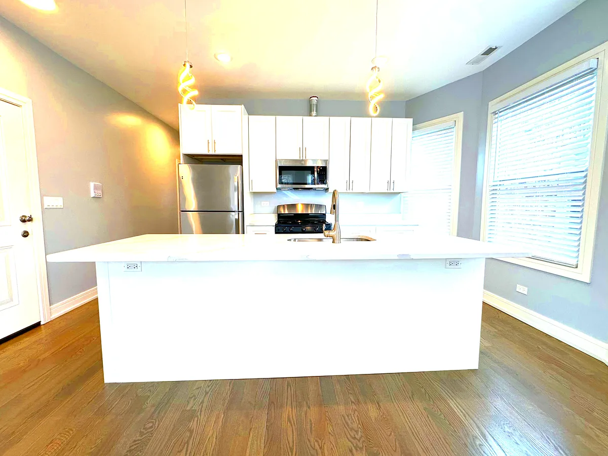 Building Photo - 5052 W Sunnyside Ave #1