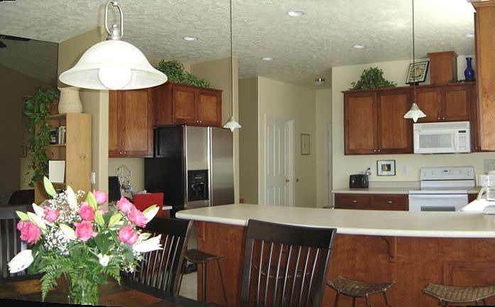 Beautiful kitchen with bay window in dining area