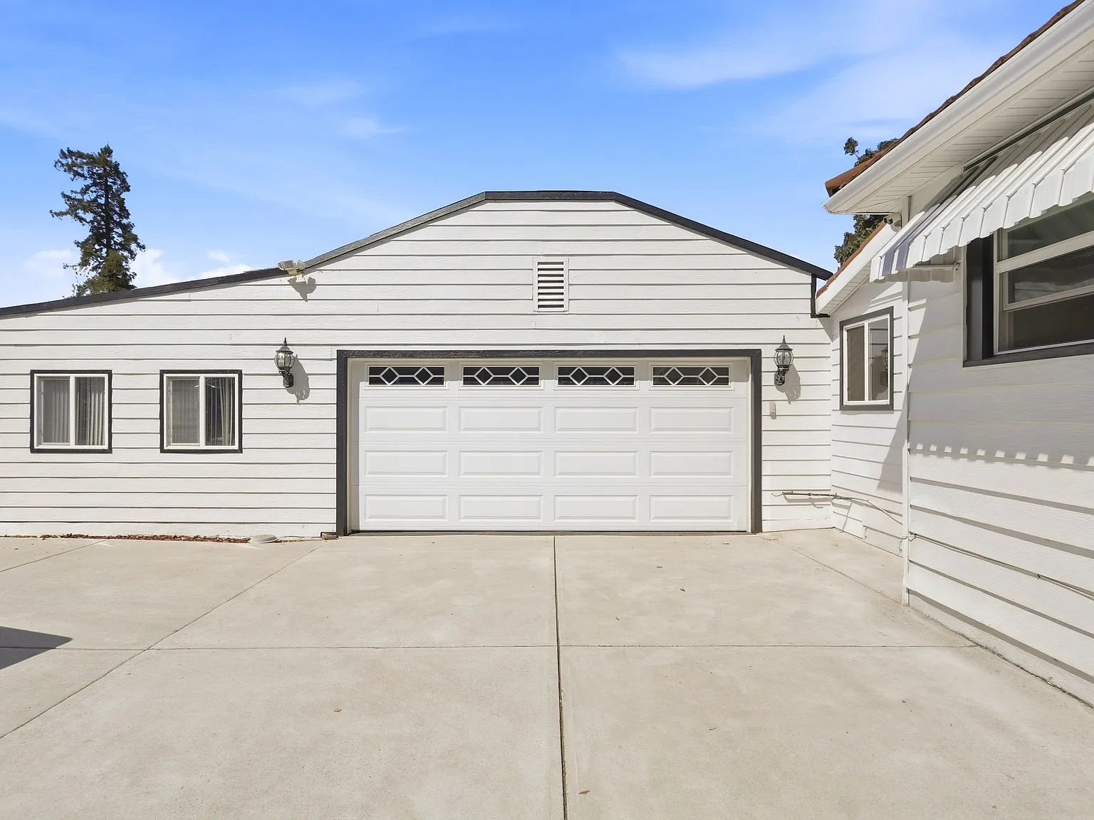 3 bed, 2.5 bath, 2089 sqft, $5,695 — Photo 3