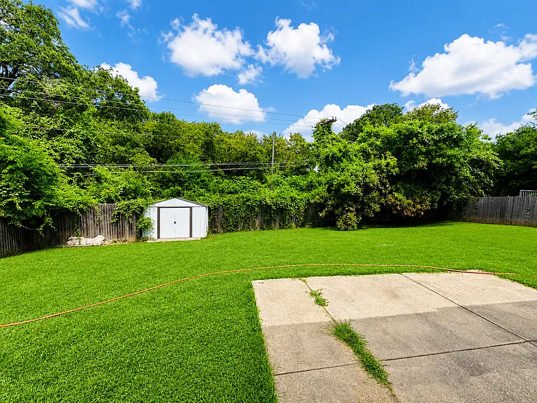 2304 Chinaberry Dr — Photo 9
