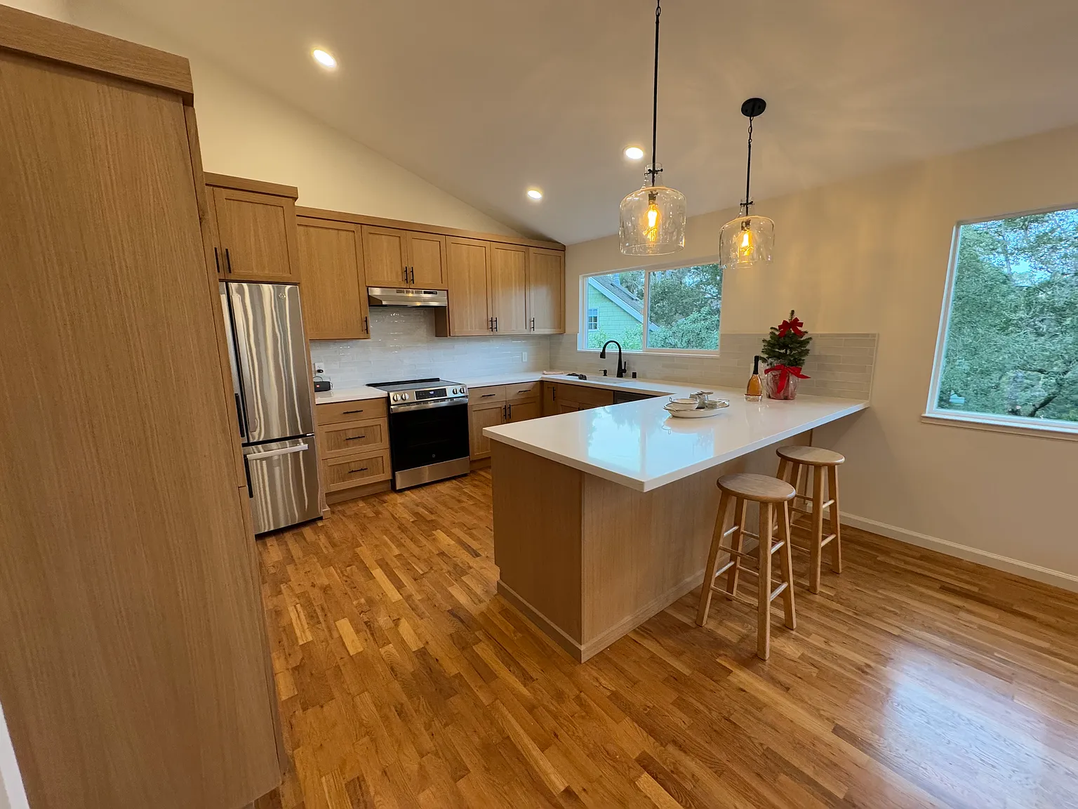 3 bed, 2.5 bath, 1600 sqft, $5,000 — Photo 2