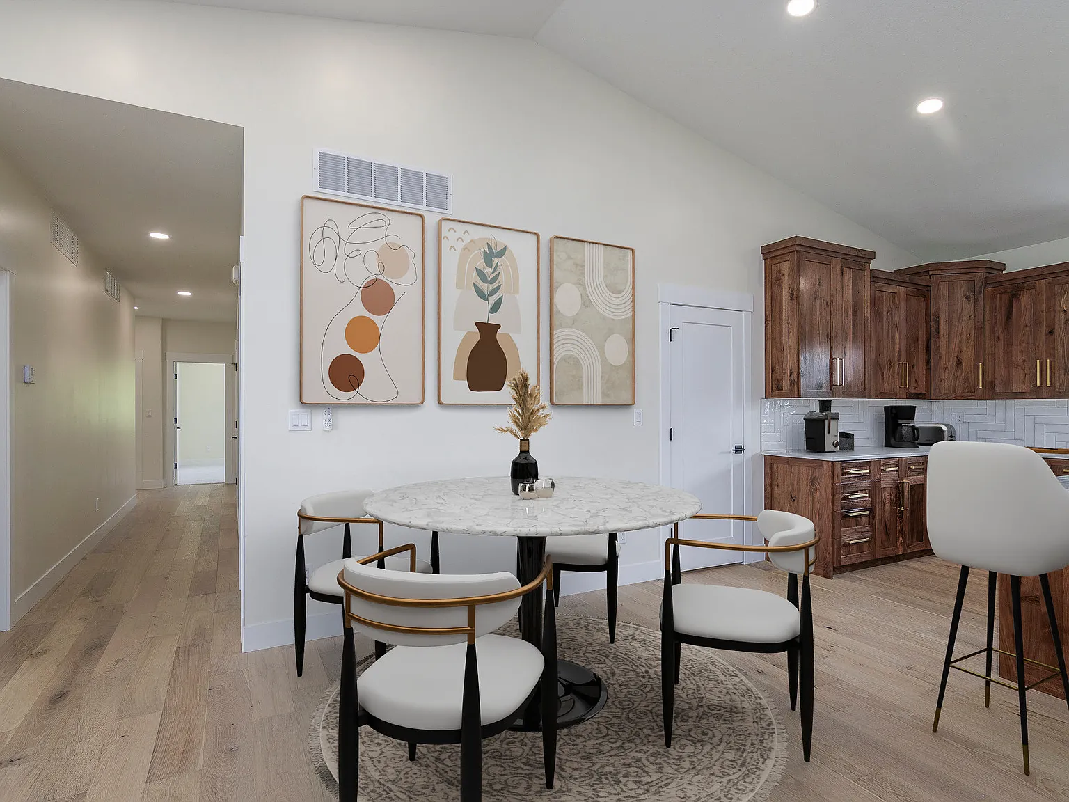 4 bed, 2.5 bath, 4900 sqft, $2,900 — Photo 4