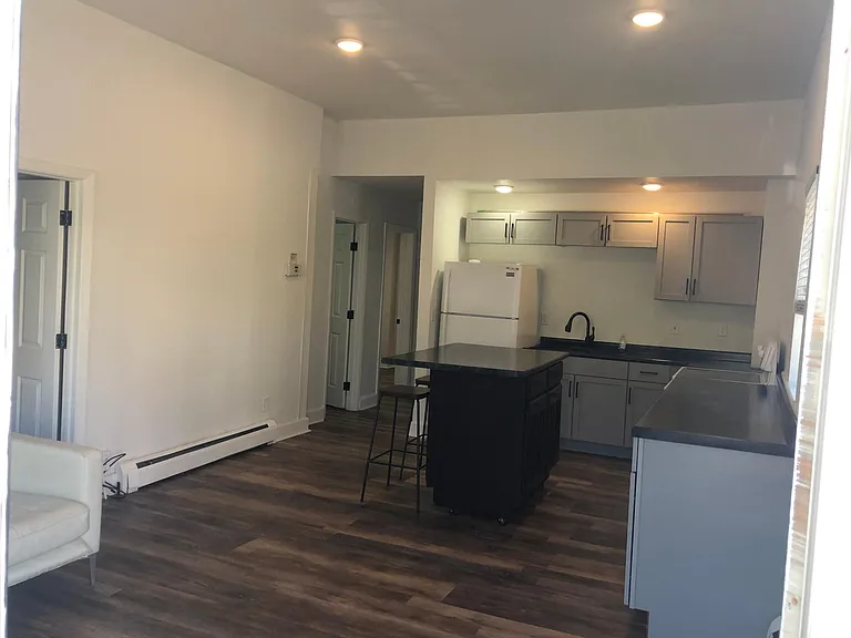 429 N 12th Ave E #MAIN FLOOR — Photo 4