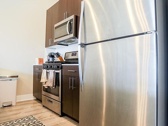 2nd image of 935 W Belle Plaine Ave #401