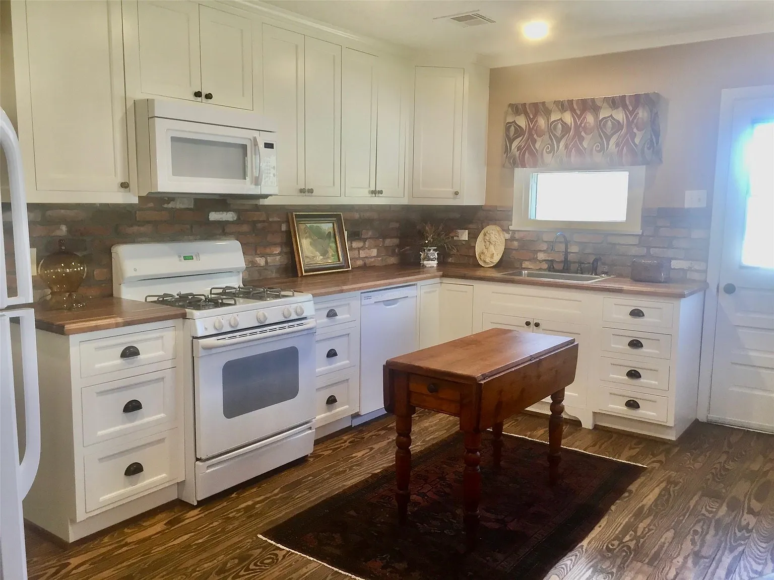 2 bed, 1.0 bath, 996 sqft, $1,700 — Photo 3