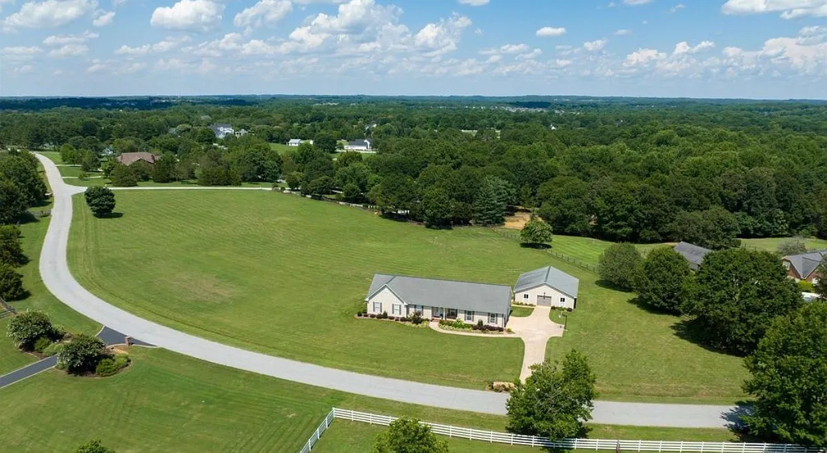 Building Photo - 203 Bruce Meadow Rd