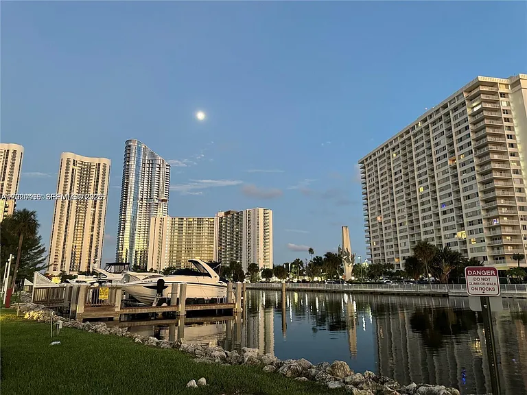 400 Kings Point Dr #811 — Photo 6