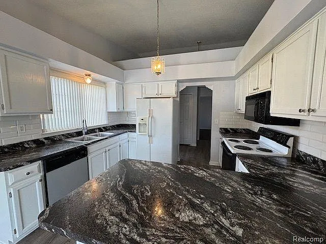 1922 Pebble Creek Dr — Photo 9