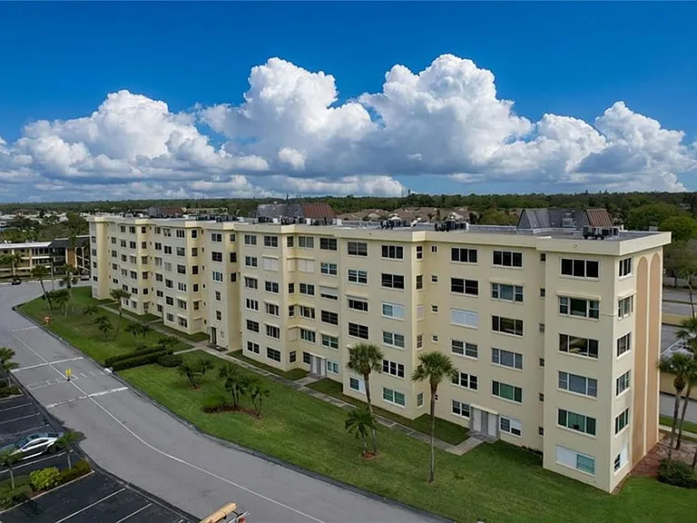 4650 Cove Cir #209 — Photo 33