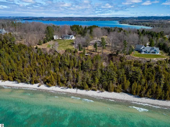 1181 N Leland Estates Dr, Leland, MI 49654