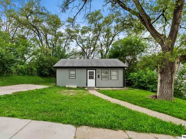 2222 N 39th St, Omaha, NE 68111