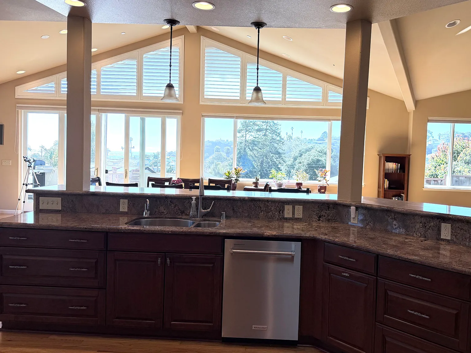 3 bed, 3.5 bath, 3549 sqft, $10,000 — Photo 1