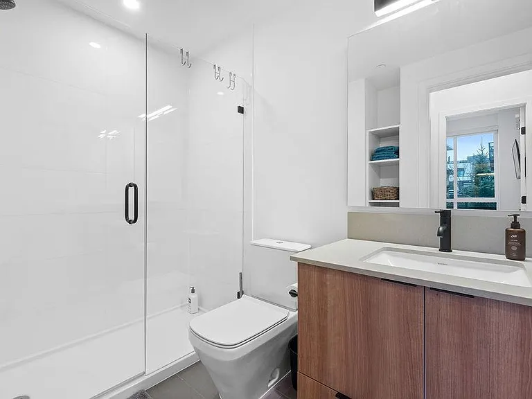 533 E 3rd St #17 — Photo 21