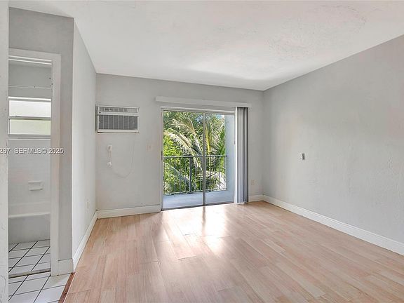 4th image of 1860 Venice Park Dr APT 204