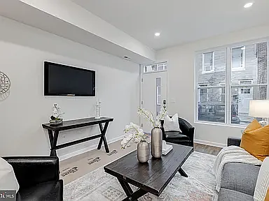 2224 Greenwich St — Photo 10