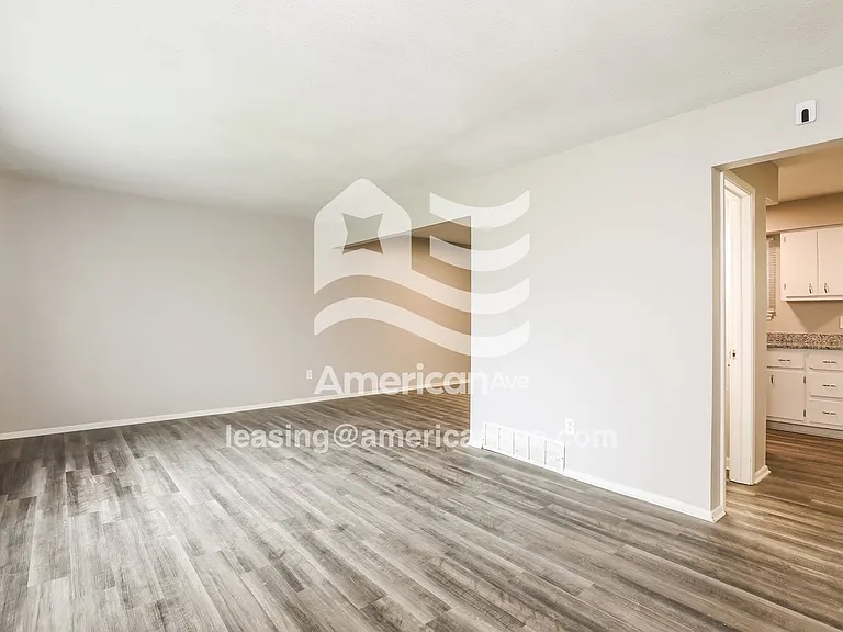 785624_004_wm_-_living_room_12887049.jpg