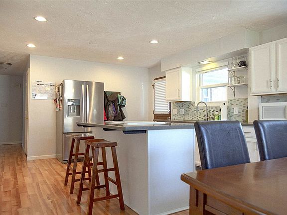 3rd image of 736 Meadow Wood Dr
