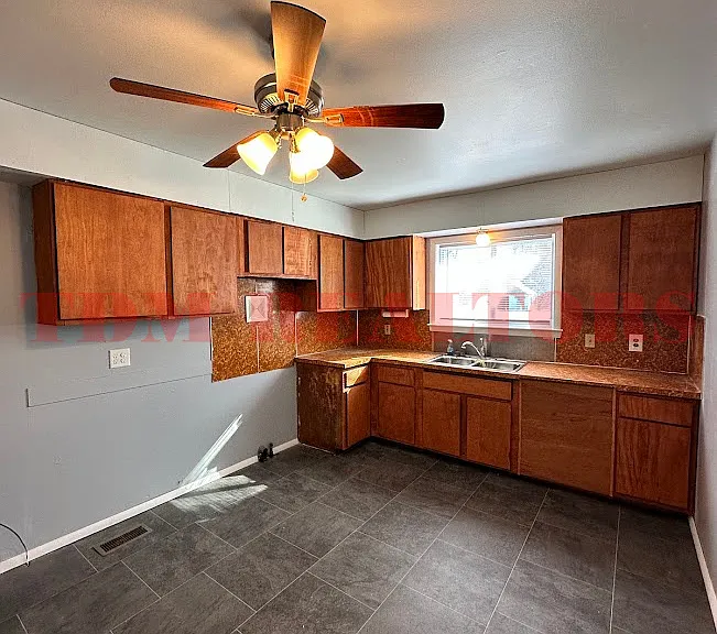 218 W Russell Ave — Photo 4