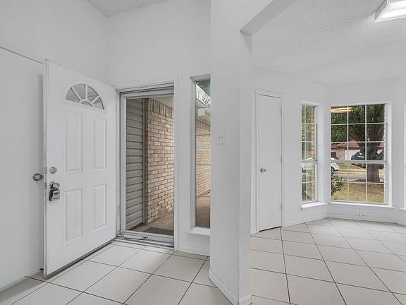 4th image of 1725 Gainsborough Way