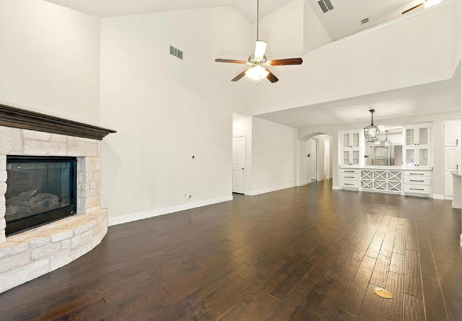 4 bed, 3.0 bath, 2926 sqft, $3,200 — Photo 2