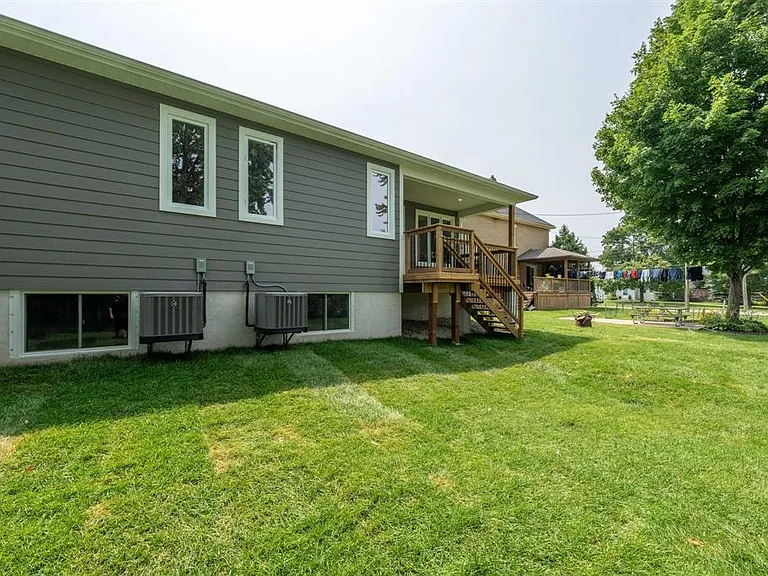 397 Victoria St — Photo 32