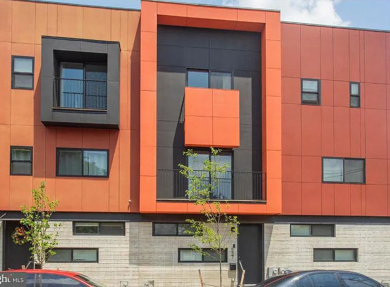 527 W Jefferson St — Photo 1