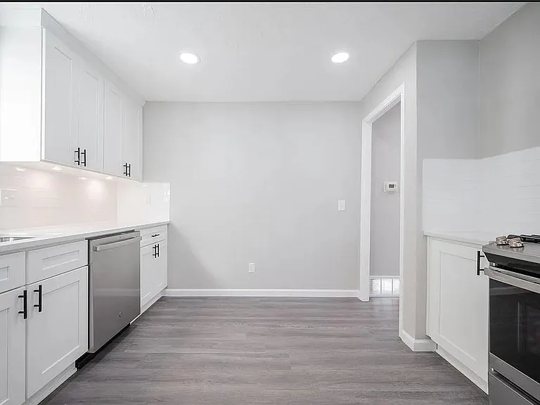 335 Inwood Blvd — Photo 4