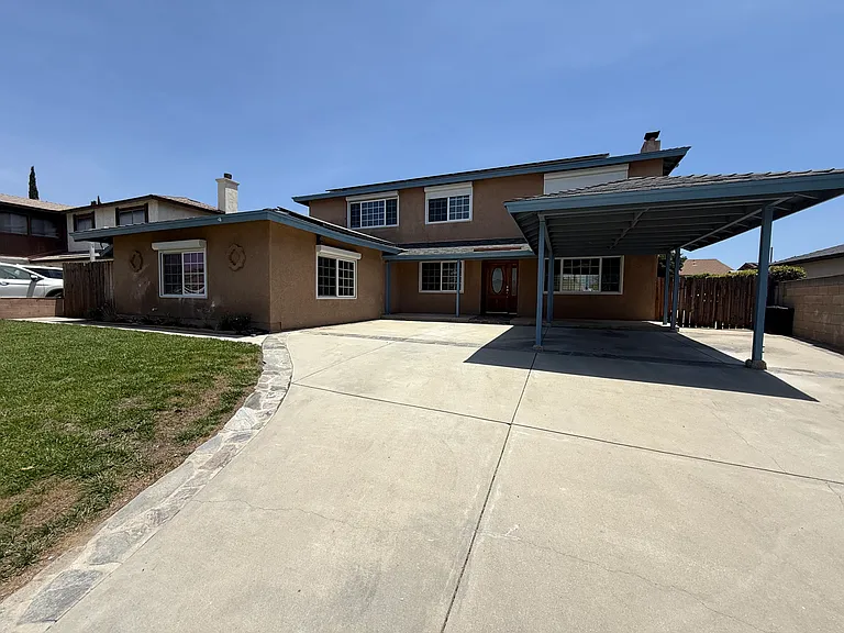 2426 N Hawk St — Photo 2