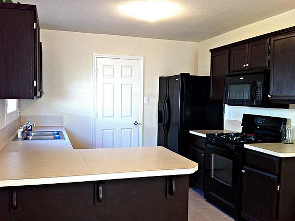 Open concept kitchen/dining room combo is perfect for entertaining.