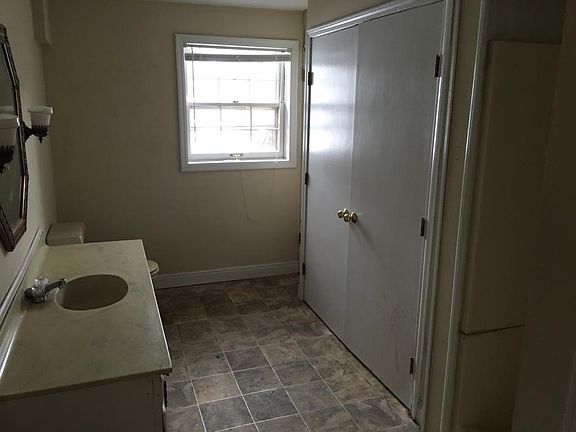 3rd image of 1910 Harvey Ave