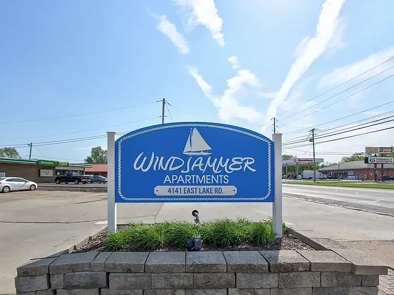 Windjammer Apartments — Photo 9