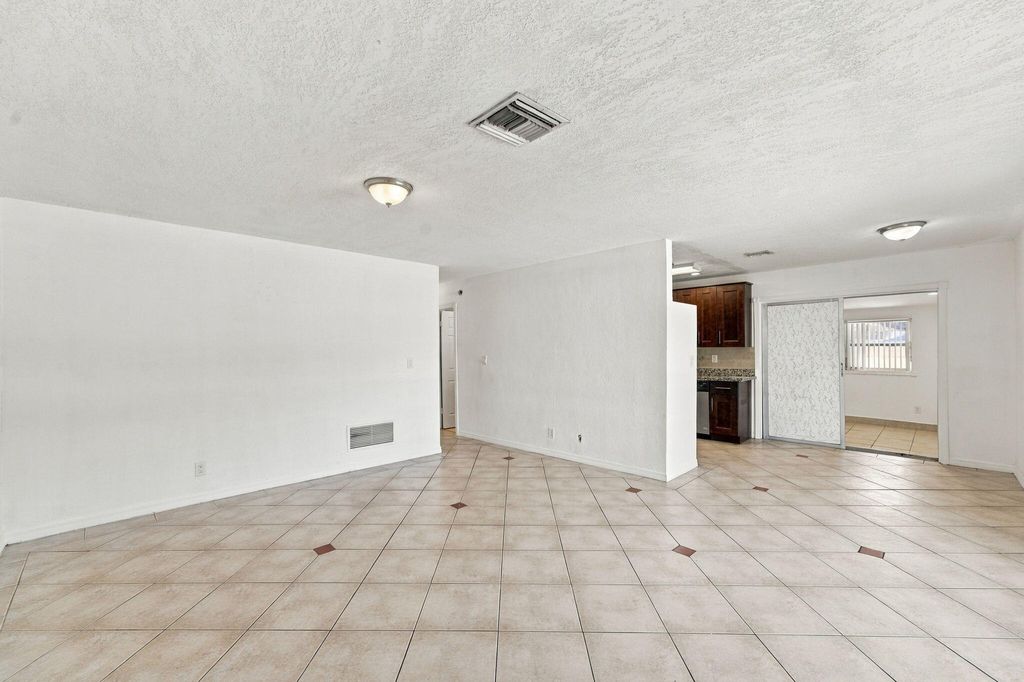 1810 NE 42ND Street, photo 5