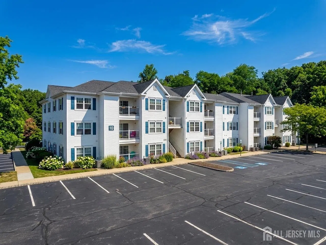 2 bed, 2.0 bath, 1034 sqft, $2,500 — Photo 2