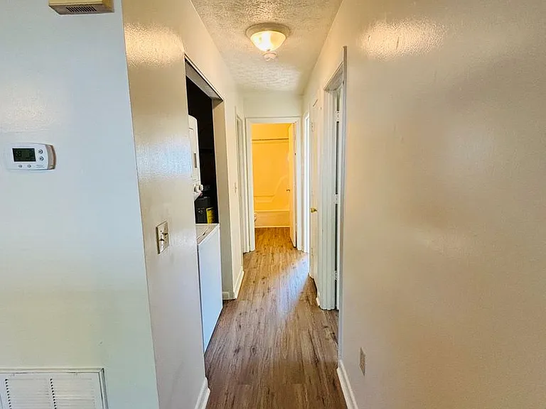 3 Bedroom, 2 Bath Apartment — Photo 12