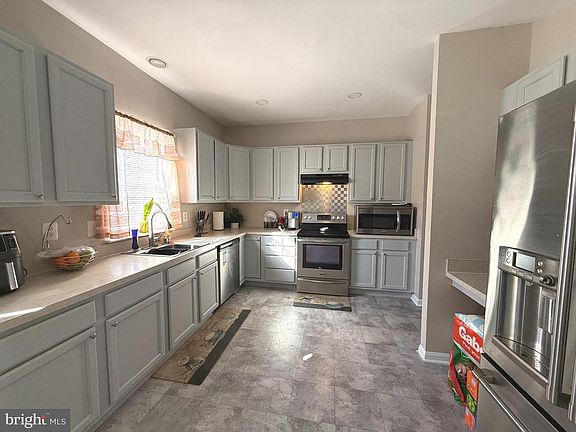 4th image of 215 Seamaster Rd