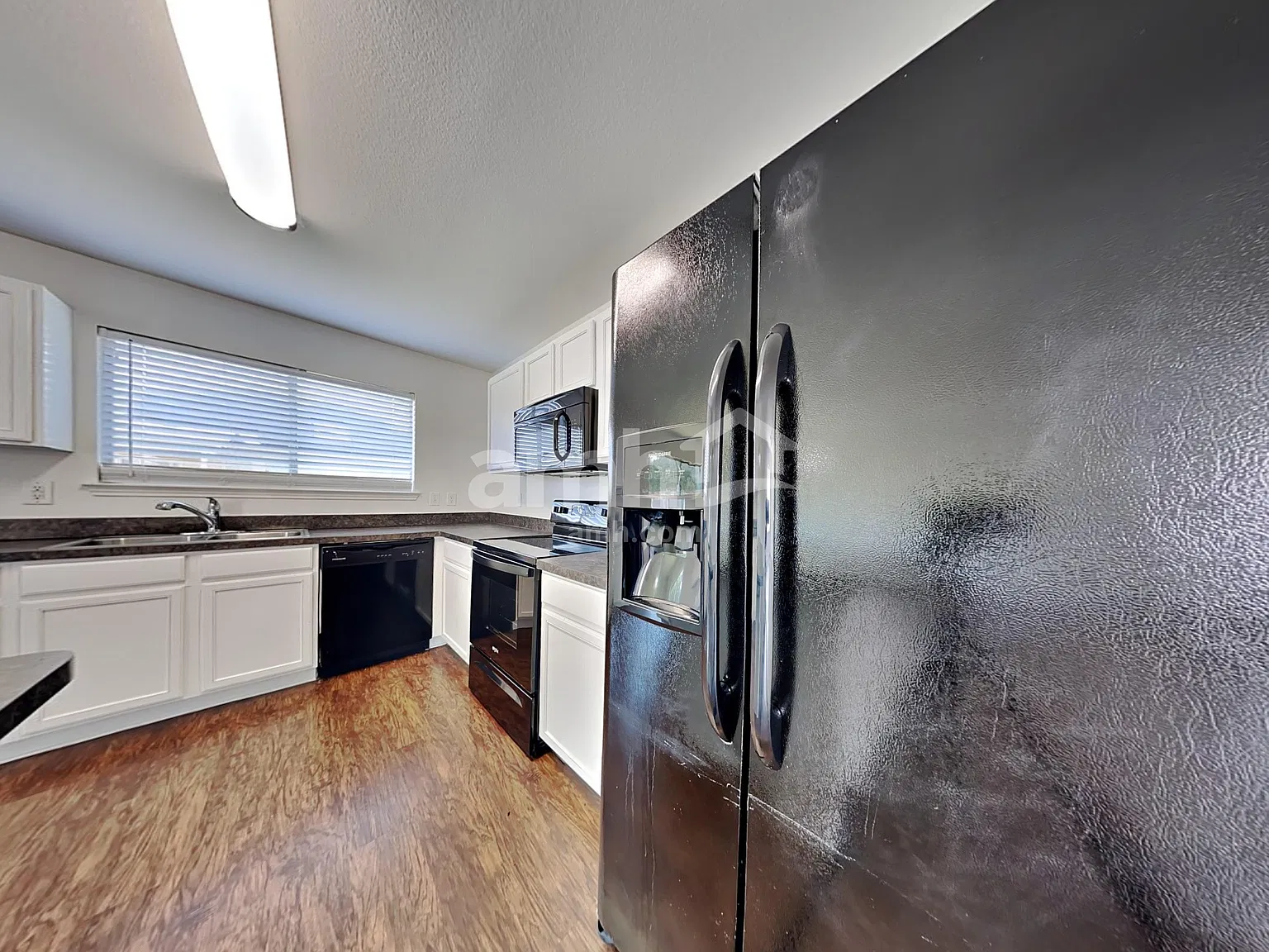 3 bed, 2.0 bath, 1670 sqft, $2,025 — Photo 3
